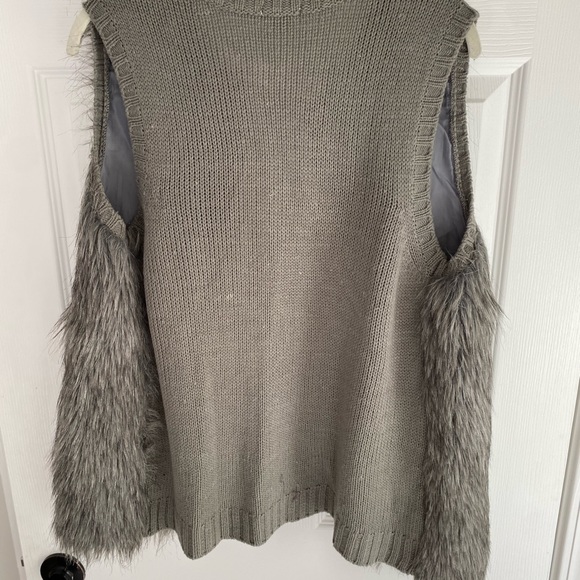 xhilaration faux fur vest - Large - Picture 3 of 3